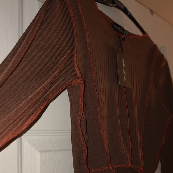 Pretty Little Thing Crop Top - Picture 4 of 5